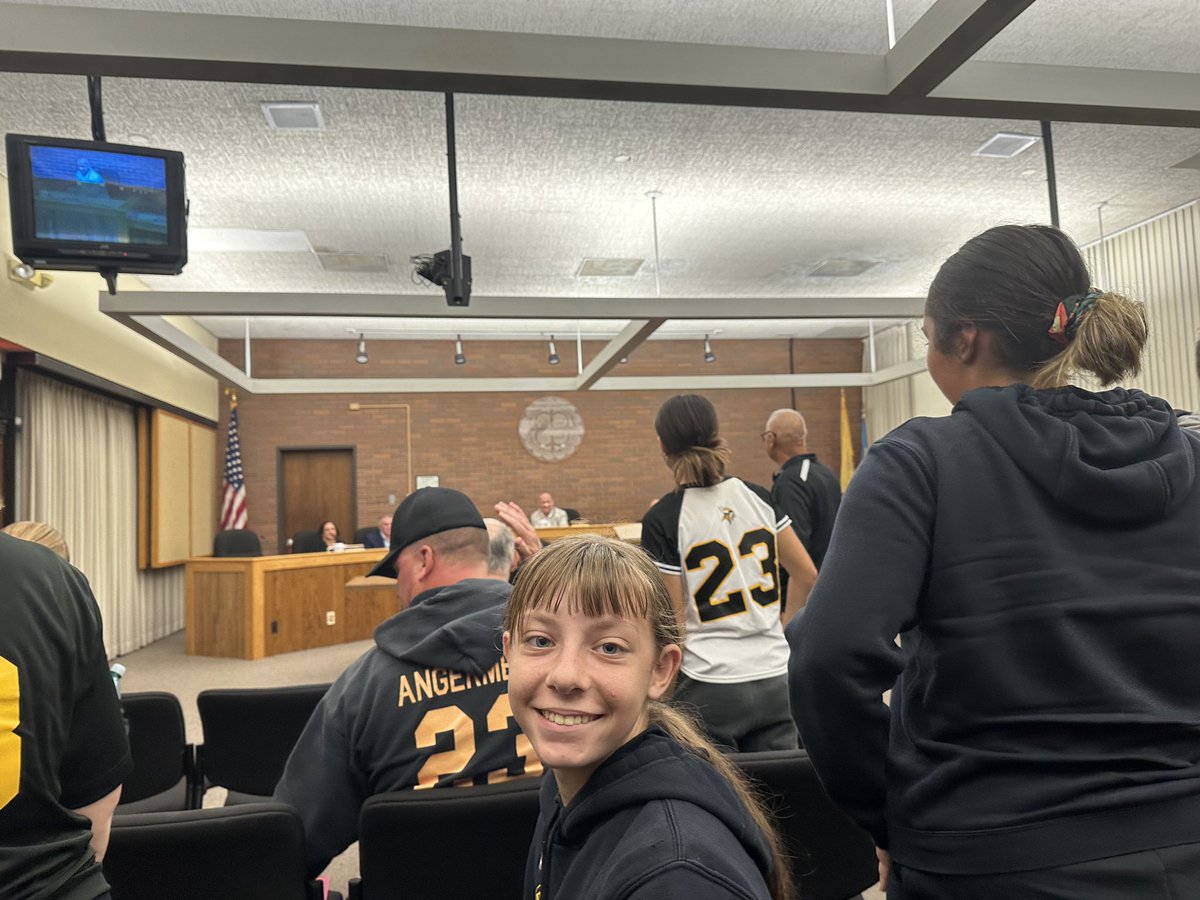katietrela2026's tweet photo. Sometimes you need to make your voice be heard! We went to the town council meeting to stop the town from removing one of our softball fields 😳. The mayor agreed and gave a great compromise 😀🥎♥️ https://t.co/qMkkXt6LLz