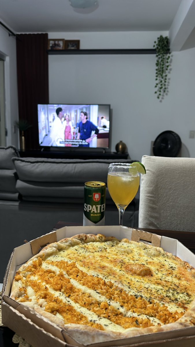 drigorincon's tweet photo. Pizza, cerveja e Greys. Melhor noite! 🩷 #MeuLar https://t.co/Qn06a369Yd