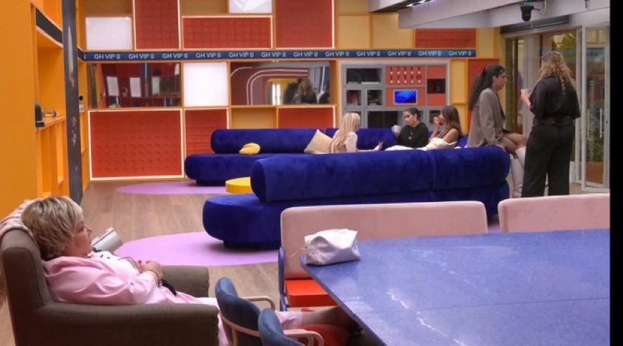 lapola13111's tweet image. Desde su sillón pensando a quién apuñalar 🔪 #GHVIPGala3