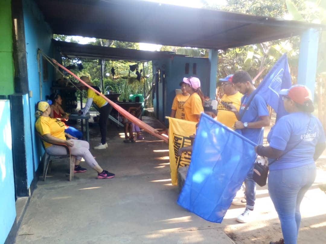 activismopjapur's tweet photo. #Mantecal
#ApureSeguimos recorriendo cada rincón de nuestro estado, hoy en Mantecal Municipio Muñoz visitamos al Sector El chacero y conversamos con sus habitantes sobre la importancia de elegir#LaVenezueladelEncuentro que propone nuestro candidato @hcapriles
@pr1merojusticia https://t.co/u0Sh3aKDLp