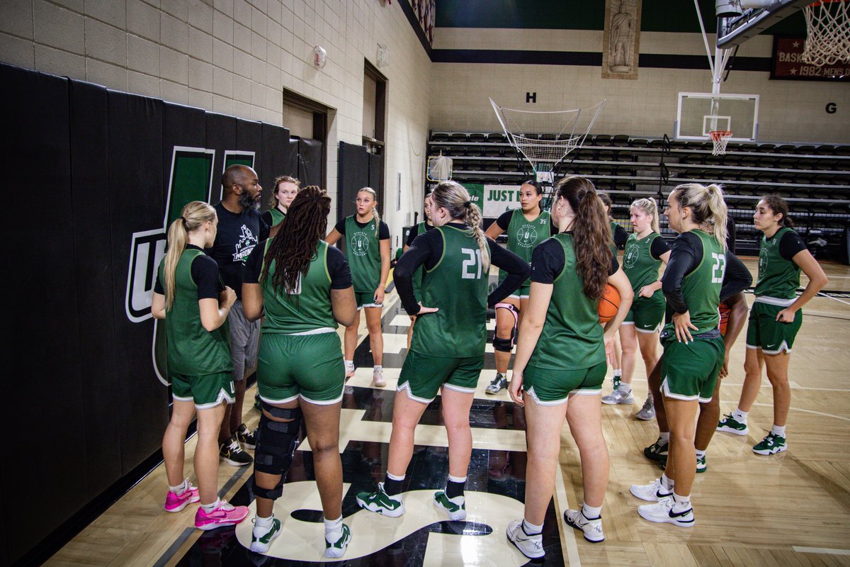 upstateWBB's tweet photo. FIRST OFFICIAL PRACTICE...TODAY was a good day 😎

#BELIEVE #FAMILY https://t.co/5Ganel1acJ