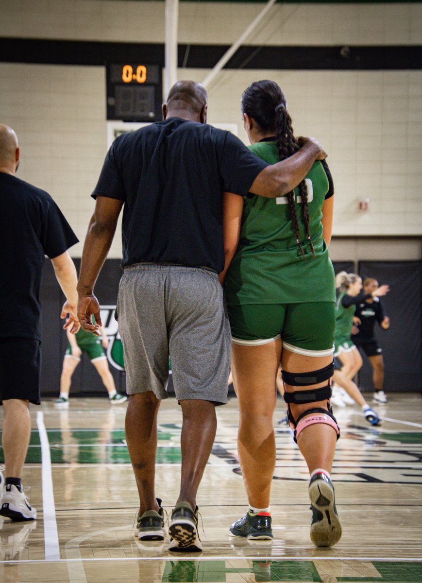 upstateWBB's tweet photo. FIRST OFFICIAL PRACTICE...TODAY was a good day 😎

#BELIEVE #FAMILY https://t.co/5Ganel1acJ