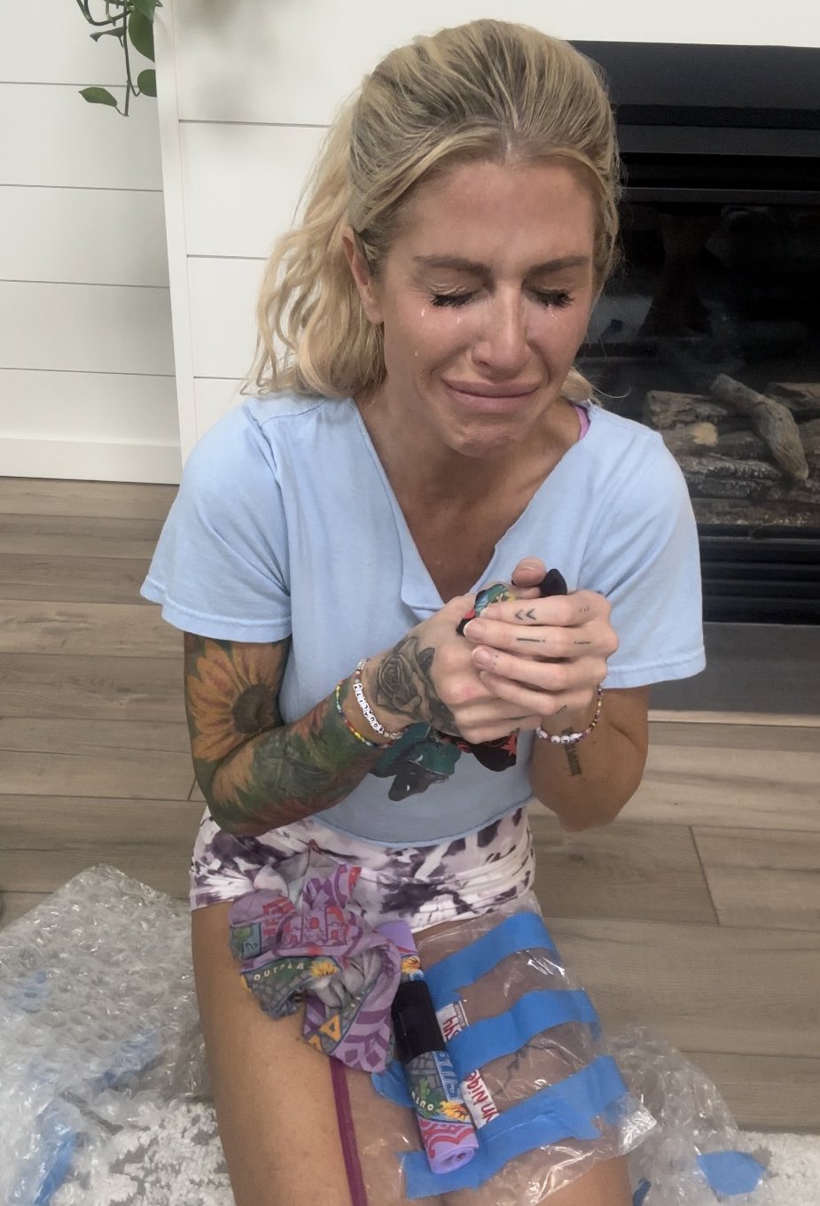 Carolyn Wiger on X: Just let me. 😭😭💜🌈 survivor  t.copnv7xwJY7F  X