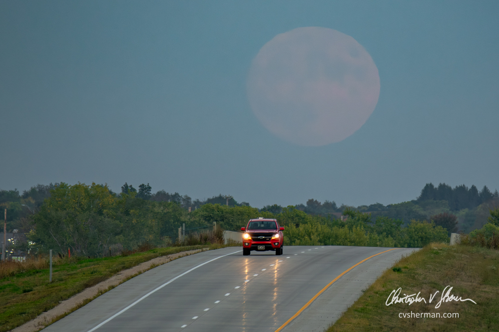 cvsherman's tweet photo. You ever get the feeling you're being followed?
The low clouds did not want to behave but the moon tried it's best to shine through. Tonight's 99.7% full harvest moon rises above hwy 30 in Mt. Vernon, Iowa. @spann #iawx #fullmoon #HarvestMoon https://t.co/NzOyAoBPU3