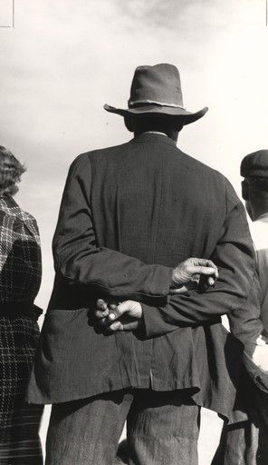 literlandweb1's tweet photo. "Podéis arrancar al hombre de su país, pero no podéis arrancar el país del corazón del hombre".
John Dos Passos
📷Dorothea Lange https://t.co/CpnzLolkF3