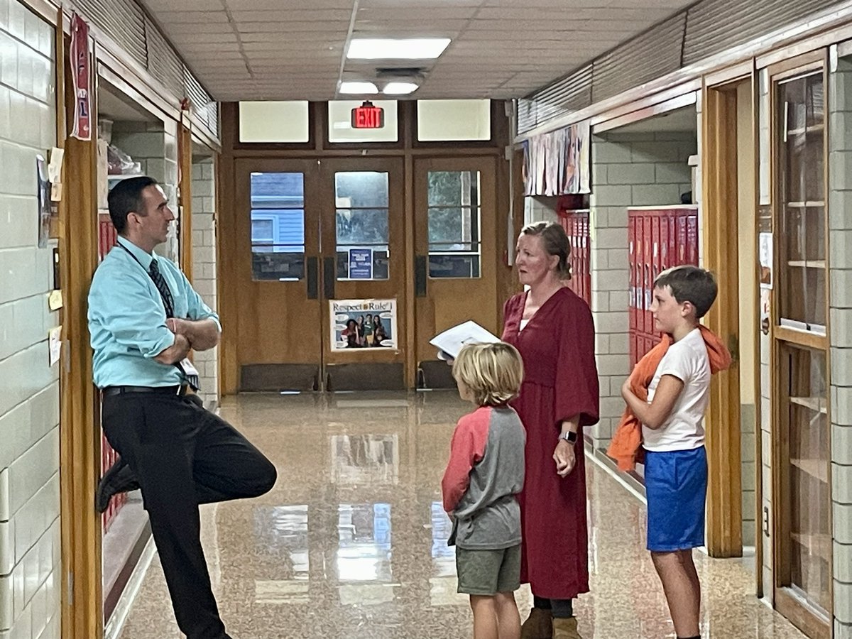 School was a buzz tonight again as Grade 1, 3 and 5 students and families spent time with teachers and staff. Thank you for coming Brasser families - we appreciate your support!