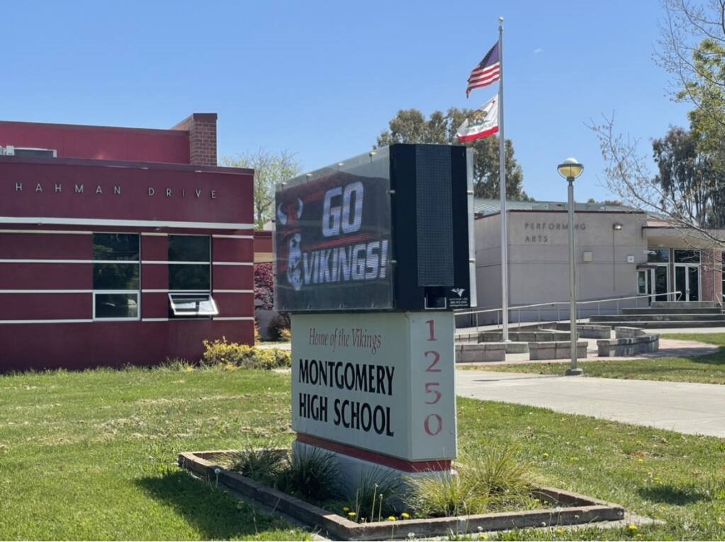 SantaRosaPolice's tweet image. STUDENT ASSAULTED AND ROBBED WHILE WALKING HOME FROM MONTGOMERY HIGH SCHOOL.  INCIDENT BELIEVED TO BE GANG RELATED 
alrt.se/u/ExxlHvsPAN