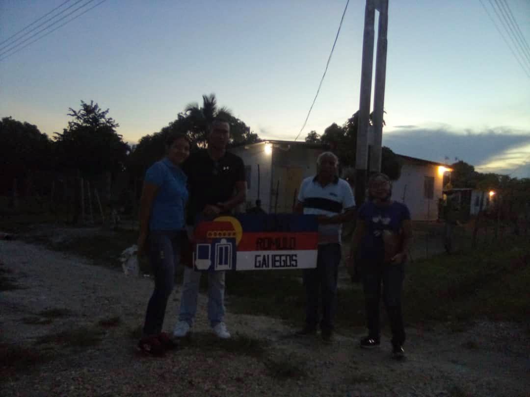 UNT_RomGallegos's tweet photo. #28Sept seguimos recorriendo los sectores de nuestro Municipio llevando el mensaje de @hcapriles y motivando la participación este #22OCT en las elecciones #primarias y lograr la #VenezuelaDelEcuentro  que tanto anelamos https://t.co/0prJOW0vxY