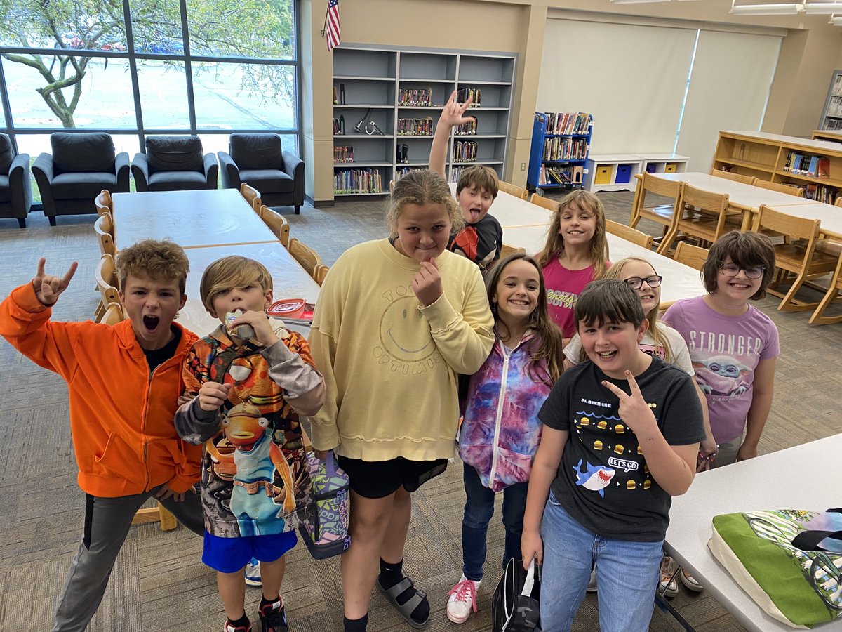 These 4th grade spellers volunteered to have a working lunch to practice spelling 750 words for our competition in November!!❤️❤️❤️ #proud2bMIS #1GC