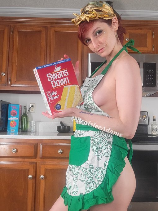 About to hop back on cam and bake some cakes! Meet me in the kitchen in 10! Link below 👇 https://t.c<a href="/tag/girls"class="tags"><span>#girls</span></a><a href="/tag/dance"class="tags"><span>#dance</span></a><a href="/tag/hulahooper"class="tags"><span>#hulahooper</span></a><a href="/tag/flowarts"class="tags"><span>#flowarts</span></a><a href="/tag/flowartist"class="tags"><span>#flowartist</span></a>