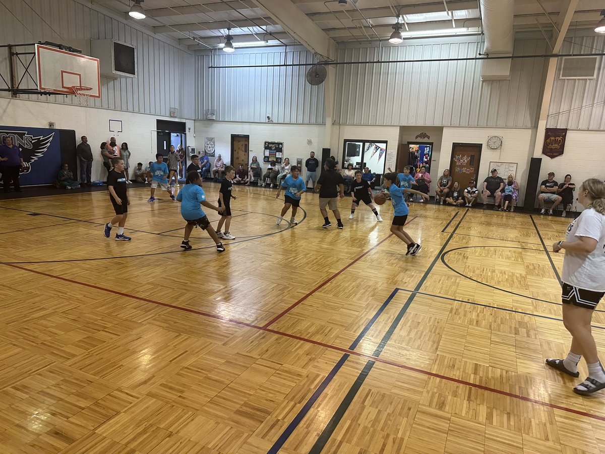 It was a great day of elementary basketball! The girls got an opportunity to ref the little league games at Santa Fe, Briarwood, Fisher, and South Lakes! Time well spent, and it’s always good to see the kiddos in the gym getting better! #LadyJags❤️🖤