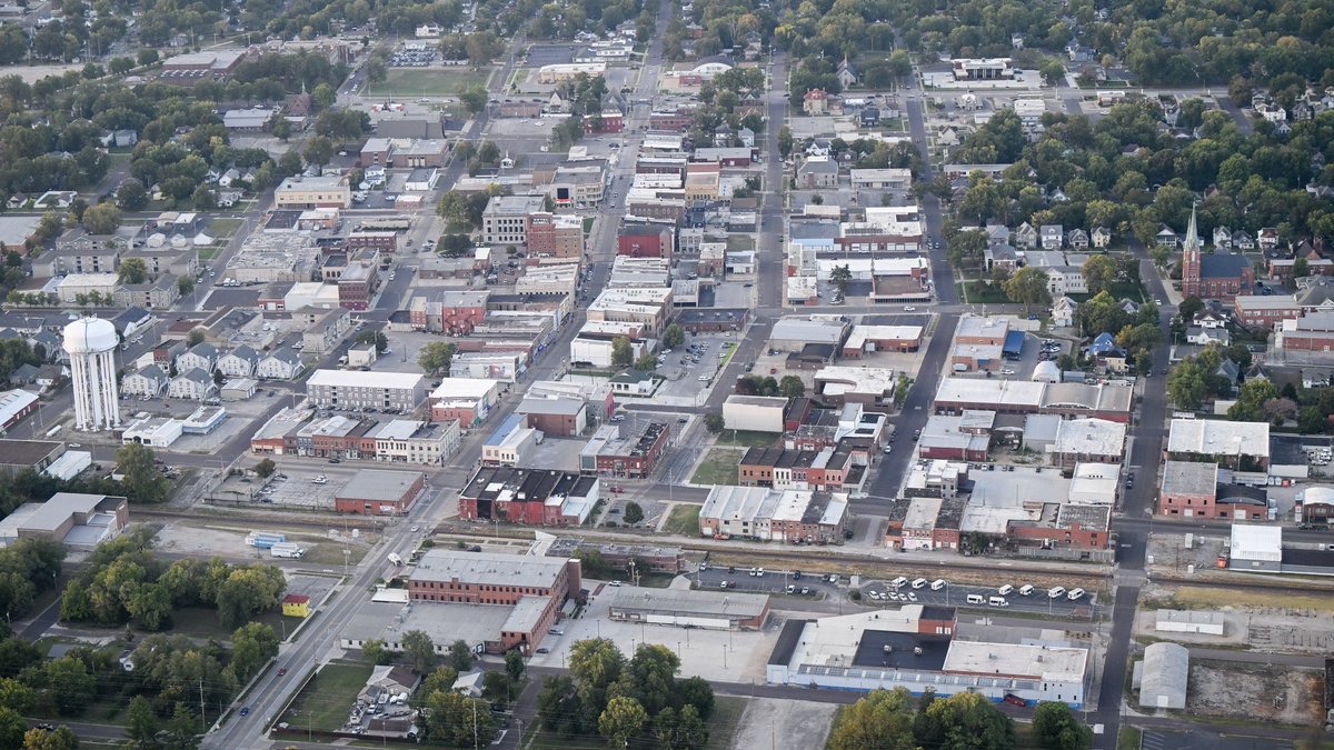 MoPhotoWorkshop's tweet photo. Workshop photographer @steward_clayton got a bird's-eye view of Sedalia this morning. https://t.co/tVwmJOsKA0