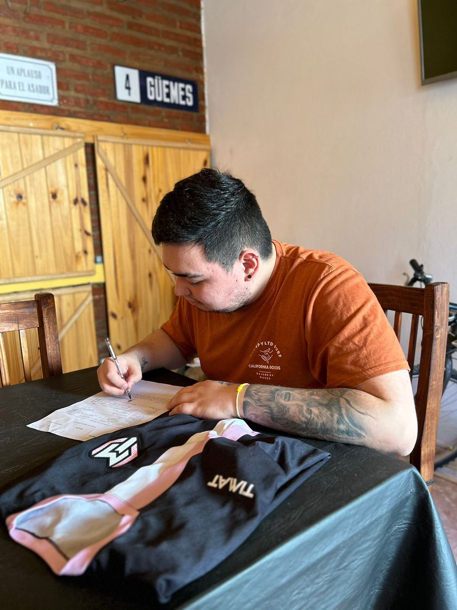 LosMicros_'s tweet photo. 🚨 ¡BIENVENIDO AGUSTIN!

En el último día del mercado de pases, se llegó a un acuerdo con La Mansión FC por la compra y el traspaso total del delantero @AgussCatalan24 de cara a la temporada que viene.

El jugador firmó y vestirá la camiseta rosada hasta fines del 2025.

#GoLMP https://t.co/zQSefBrboE