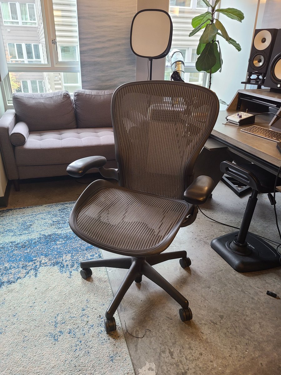 SendaiMike's tweet photo. Selling the chair for the low low get at me in Seattle will deliver https://t.co/xuT3CtLq51