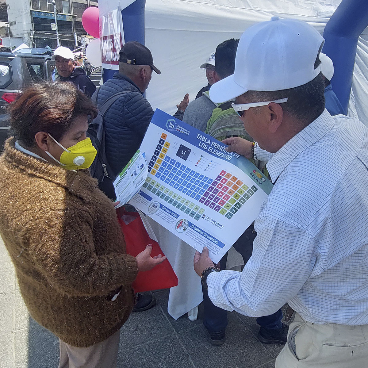 litio_boliviano's tweet photo. #Litio | Compartimos el trabajo de investigación patentada para la industrialización del litio, con los visitantes a la Feria Institucional de la Propiedad Intelectual del #SENAPI
#BoliviaEsLitio
#GobiernoDeLaIndustrialización
#UnidosRumboAlBicentenario https://t.co/tLqfUDzZa8