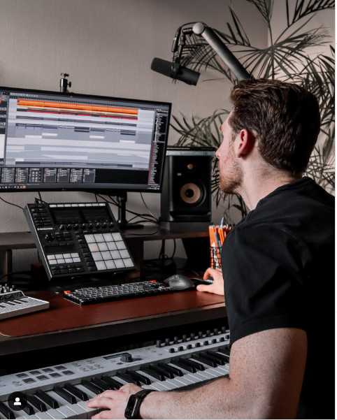 KRK_Music_'s tweet photo. Change up your #studiosetup with the #KRKROKITs. Featuring a DSP-driven Graphic EQ with 25 settings, the #ROKITs adapt to your acoustic environment while offering new levels of versatility. Shop @ https://t.co/IqrCOpx4ra or local dealers. 📷: bidnessmusic on IG. https://t.co/Rl8K2WGpjG