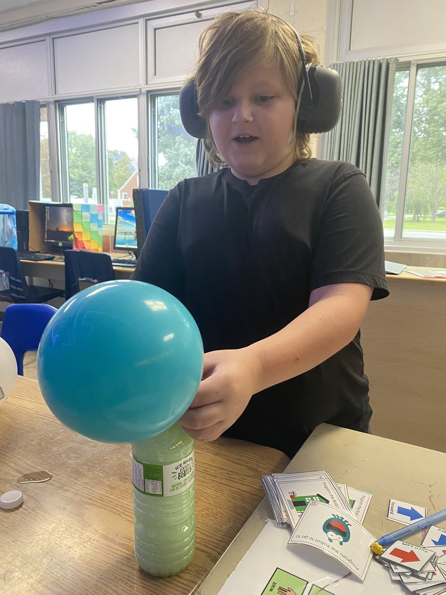 PrincessEGAINS's tweet photo. From #liquid to #gas! Today we made #ghost #balloons by #creating and #containing our own gas substance! #scienceRocks #WeAreScientists #kissyourbrain  @MsRuggaber @MrsMoore119 @WinneyKelly @kathcollins67 @cmills_gecdsb #GECDSBGains @DougRhodes5 @Brittan20988874 #StatesOfMatter https://t.co/ulR6lyleA4