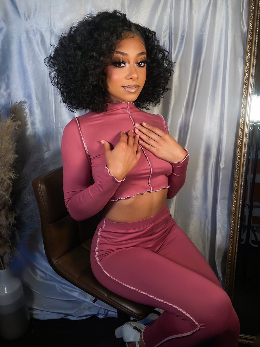_RNBRII's tweet photo. it’s rude to stare 😉

MUA💄 @Erikkkka_ https://t.co/YiB9lvJ46y