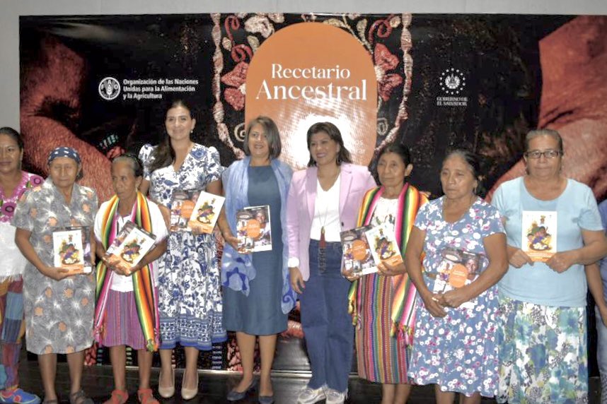 ONUElSalvador's tweet image. Esta mañana la subsecretaria general de las Naciones Unidas 🇺🇳 y coordinadora de @SUN_Movement @AfshanKhan_ participó en el lanzamiento del recetario ancestral.

“Agradezco a todas las mujeres por compartir sus conocimientos ancestrales, sus ingredientes secretos y recetas”