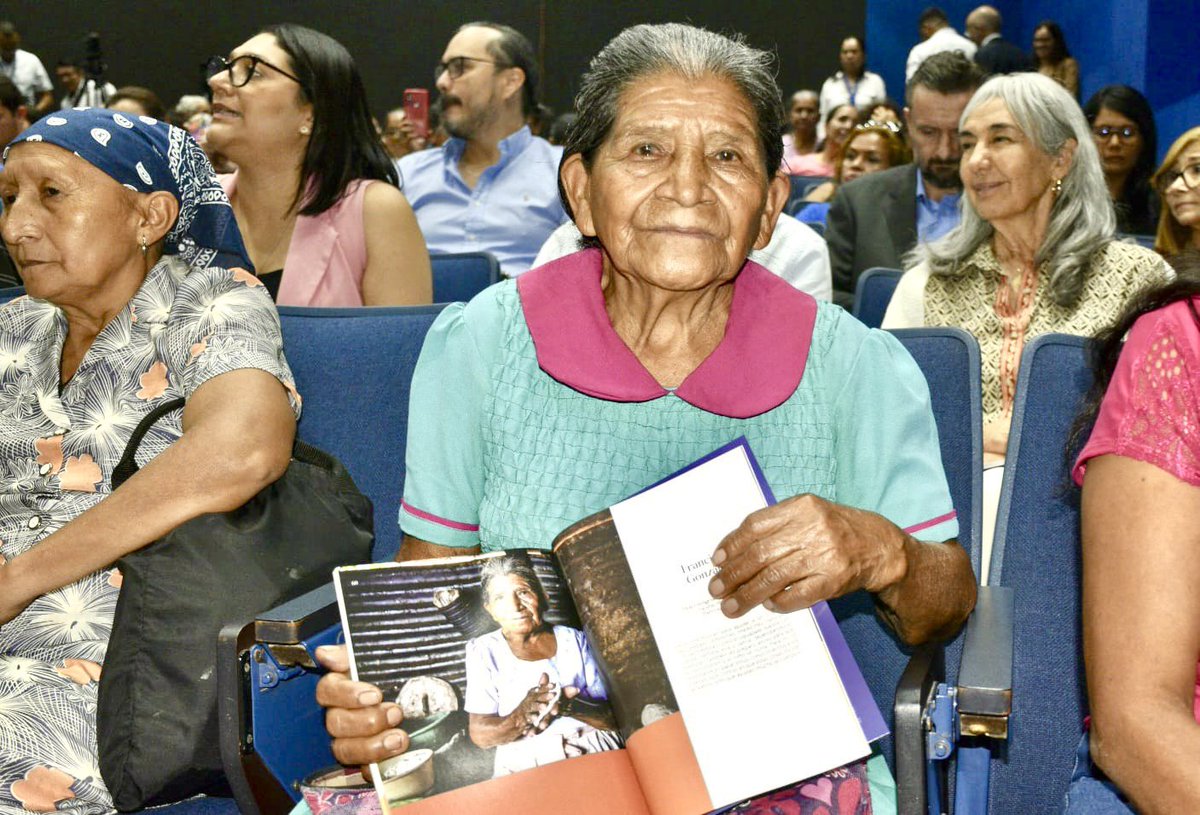 ONUElSalvador's tweet image. Esta mañana la subsecretaria general de las Naciones Unidas 🇺🇳 y coordinadora de @SUN_Movement @AfshanKhan_ participó en el lanzamiento del recetario ancestral.

“Agradezco a todas las mujeres por compartir sus conocimientos ancestrales, sus ingredientes secretos y recetas”