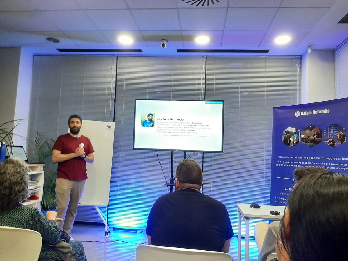 ososCoder's tweet image. Hoy en @wpcoruna, Juan Hernando @ciudadanoB sacando la bola de cristal 🔮 para hablarnos del futuro de @WordPress. Muchas gracias por tu tiempo.