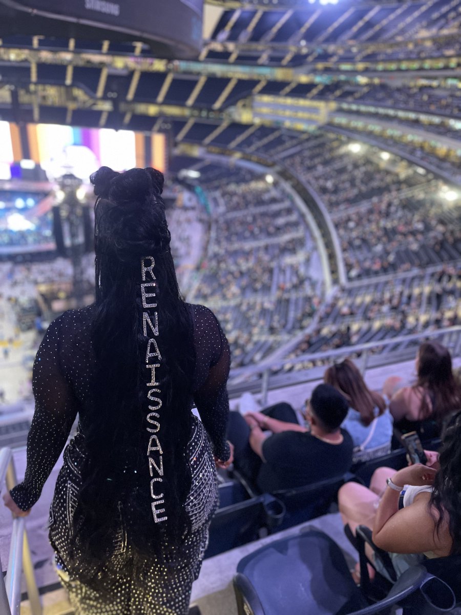 Love black womennnn. I had to take a picture of this girls hair when I saw it