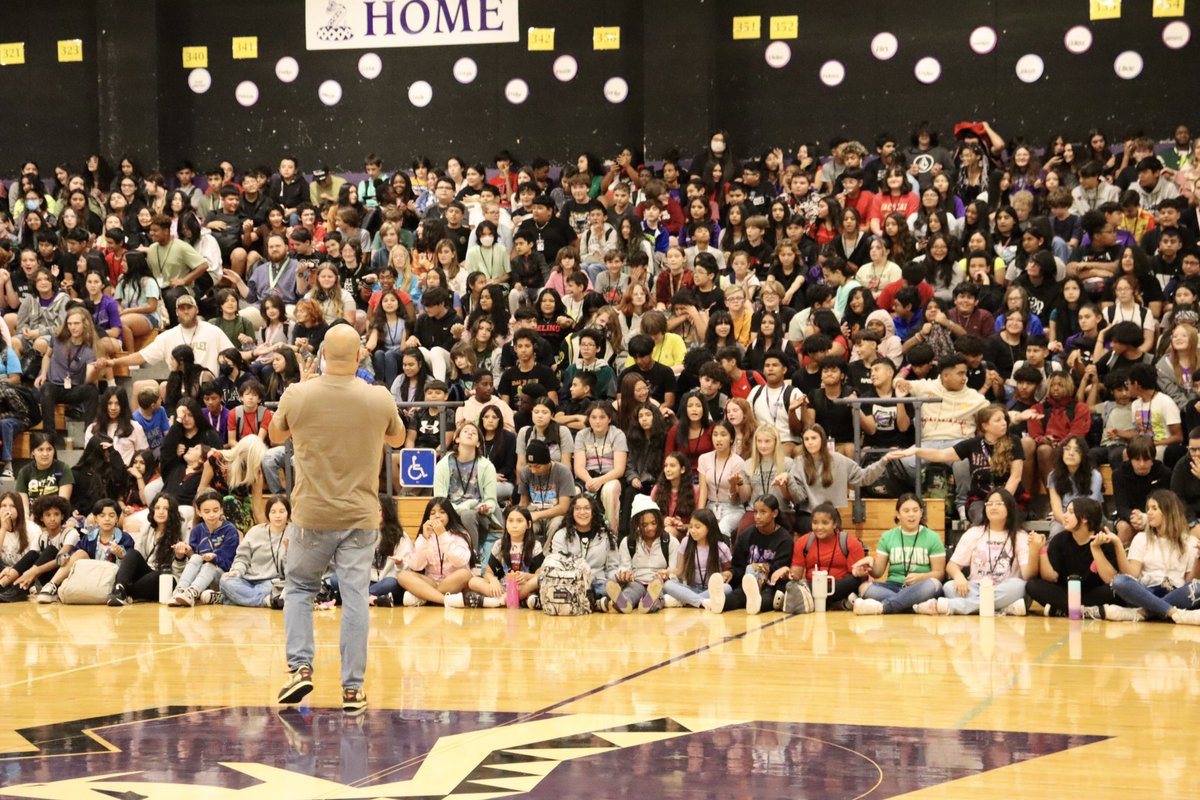 MillerSMCISD's tweet photo. Wow!! What an amazing guest speaker!!
Thank you to Ernesto Mejia, CoolSpeak, and GearUpSMCISD for the amazing and inspiring talk with our students during todayβs assembly!
#GEARUPworks
#GEARUPweek https://t.co/5BXGDtJCRB