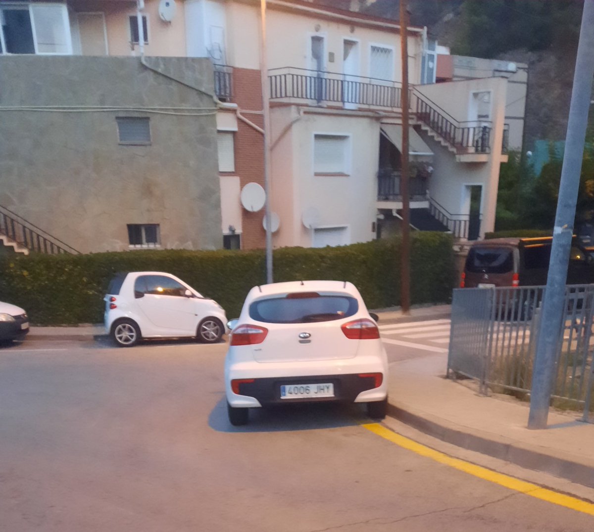 gariciape's tweet photo. Les medalles també són per permetre estacionar els vehicles com s ka gent li dóna la gana oi?
@PLCastelldefels @manualcalde_ @manureyeslopez @AjCastelldefels #mobilitat @sindicdegreuges https://t.co/zI048rEh53