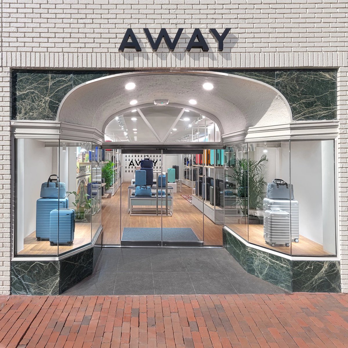 Just touched down in Georgetown. To celebrate, we’re giving away custom gifts with select purchases through Sunday, October 15. Bonus: students get 10% off all purchases that include luggage.* See you there! *Terms apply. See link below bit.ly/away-georgetown