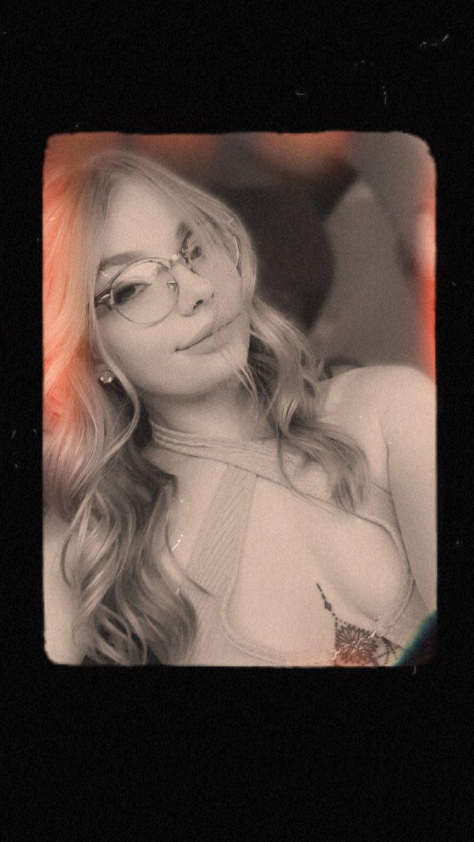 goddessgingr's tweet photo. Add me on Snapchat Bkmaslack 😘 #snapchat #tattoo #ginger #DestinedWithYou #glasses https://t.co/Lzs0Sd4qIn