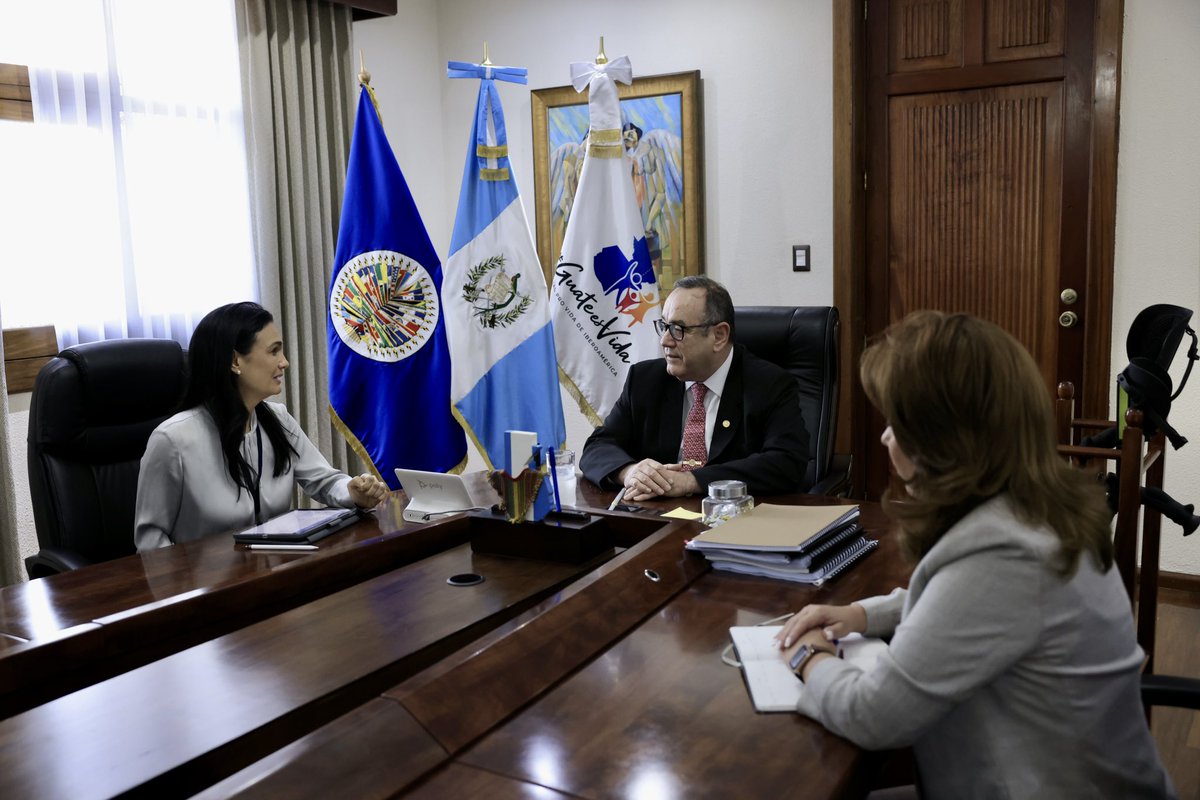 DrGiammattei's tweet photo. Ha sido un gusto recibir y compartir con la delegación de la @OEA_oficial que está en el país dándole seguimiento y acompañamiento a la #TransiciónGT; agradecemos su veeduría, que fortalece este ejercicio democrático sin precedentes. https://t.co/uxEzuygzxi