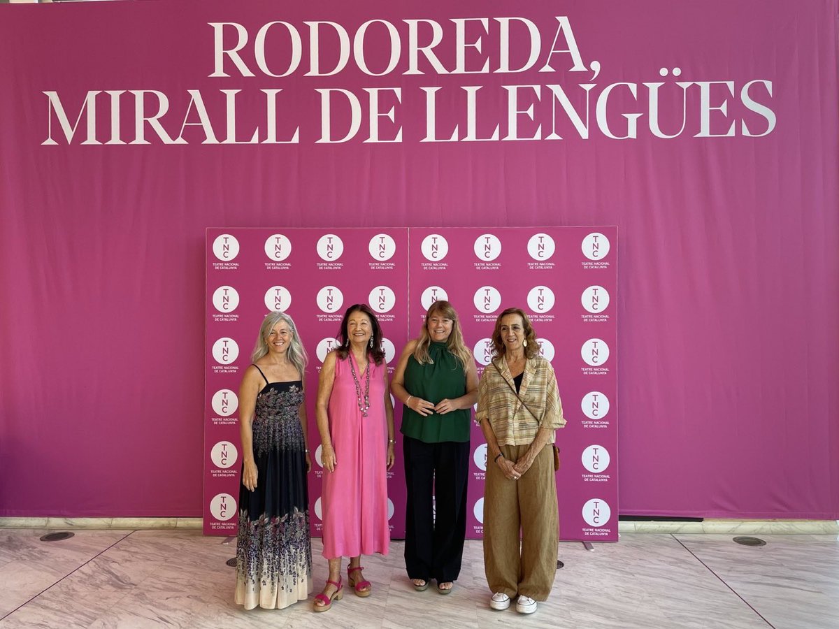 Estrenem temporada al <a href="/teatrenacional/">TNC</a> amb ‘La plaça del Diamant’! L’univers Rodoreda, amb la captivadora mirada de Carlota Subirós i unes meravelloses interpretacions de les 11 actrius que fan de Natàlia. 

Quin gran inici! Que tingueu una molt bona temporada!