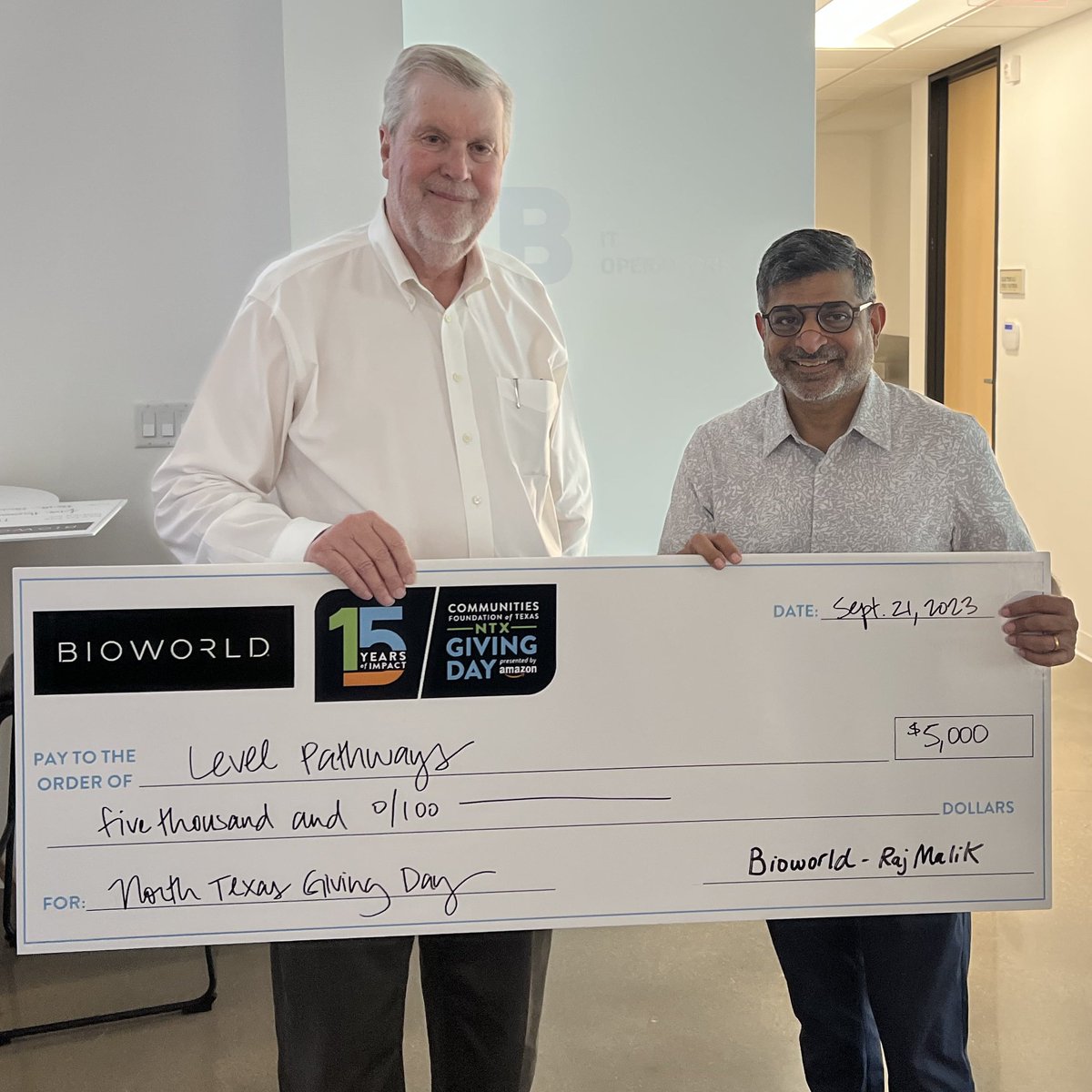 LevelPathways's tweet image. THANK YOU to @BioworldMerch for your generous gift!! We appreciate your support of #LevelPathways &amp;amp; our mission to serve teens experiencing homelessness in #NorthTexas.

1: Bob Harris, Raj Malik
2: Holly Martin, Shelly Reid, Brad Cook, Bob Harris, John White, Elizabeth Corley