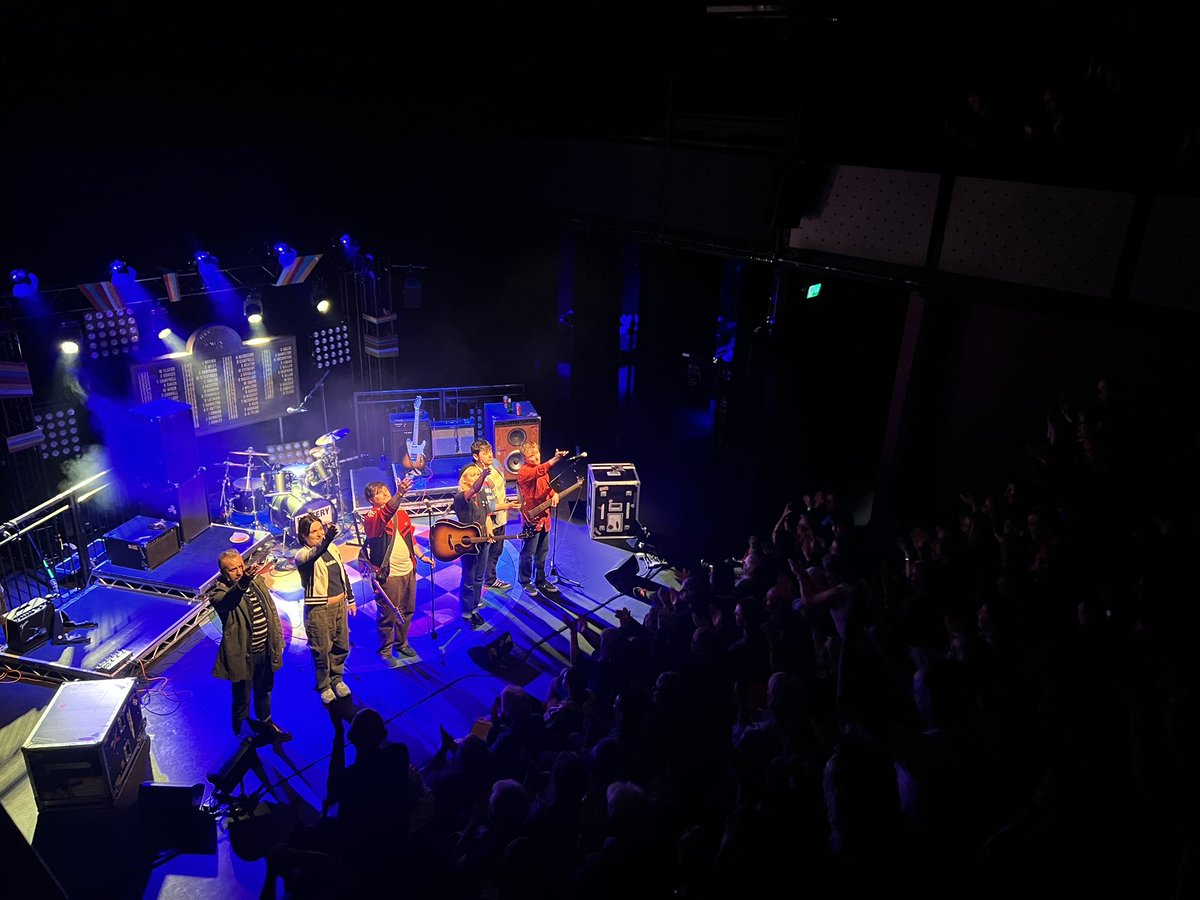 The superb Battery Park by @A_R_McGregor and <a href="/SWtheatre/">Sleeping Warrior</a>. A full house at the <a href="/TronTheatre/">TRON THEATRE</a> on their feet tonight for this brilliant home-grown play about the Britpop band from Greenock that never was. A killer cast and design team - go and see it!