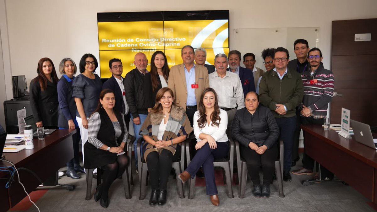 MinAgricultura's tweet photo. #Agenda | Con el liderazgo del #MinAgricultura, se reúne el Consejo Directivo de la Cadena Ovino-Caprina Nacional 🐐 para abordar temas claves para el sector como: plantas de beneficio, medidas sanitarias y promoción del consumo. 🤓 https://t.co/fF1Su9GQnC