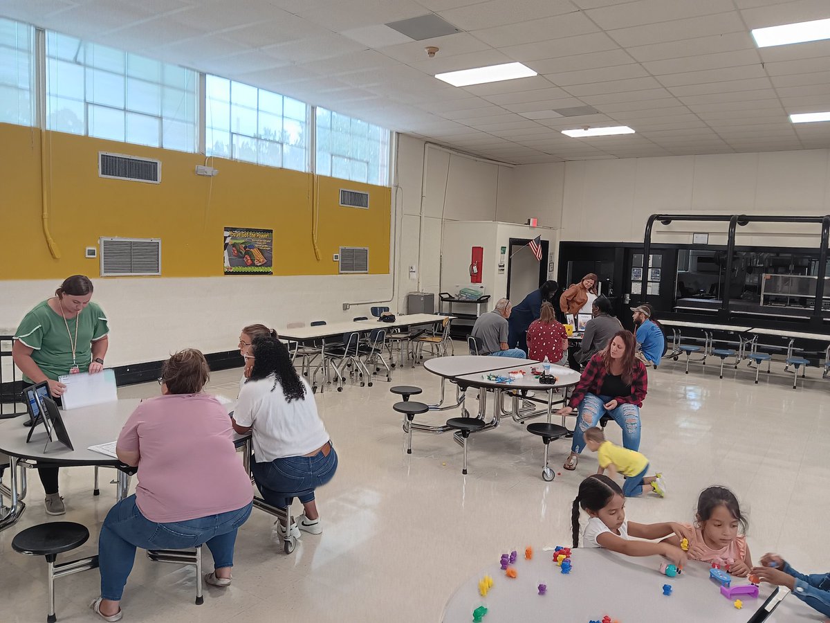 ChBroadfoot's tweet photo. Pre-K Curriculum Night @MosleyPLC is in full swing. It's a great opportunity for our families to learn more about @NHCSPreK and how we support our youngest learners. @NewHanoverCoSch @foustc @NHCSPreK @Dr_PFaison https://t.co/Z5fqHDnnPt