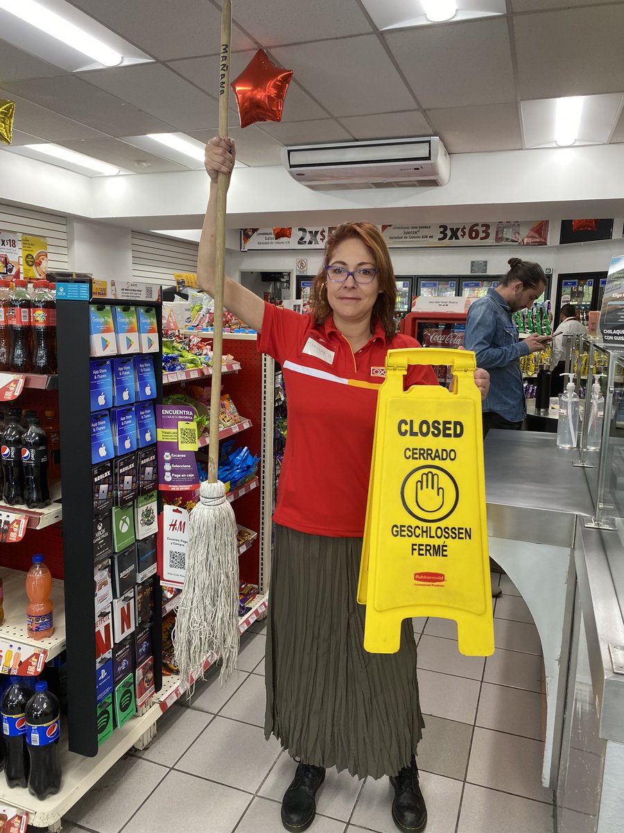 soymarianah's tweet photo. Hoy me invitaron a trabajar un rato en @Tiendas_OXXO con el fin de escribir una crónica. Espérenla pronto. ¡Gracias! https://t.co/NwXxWDvnMa