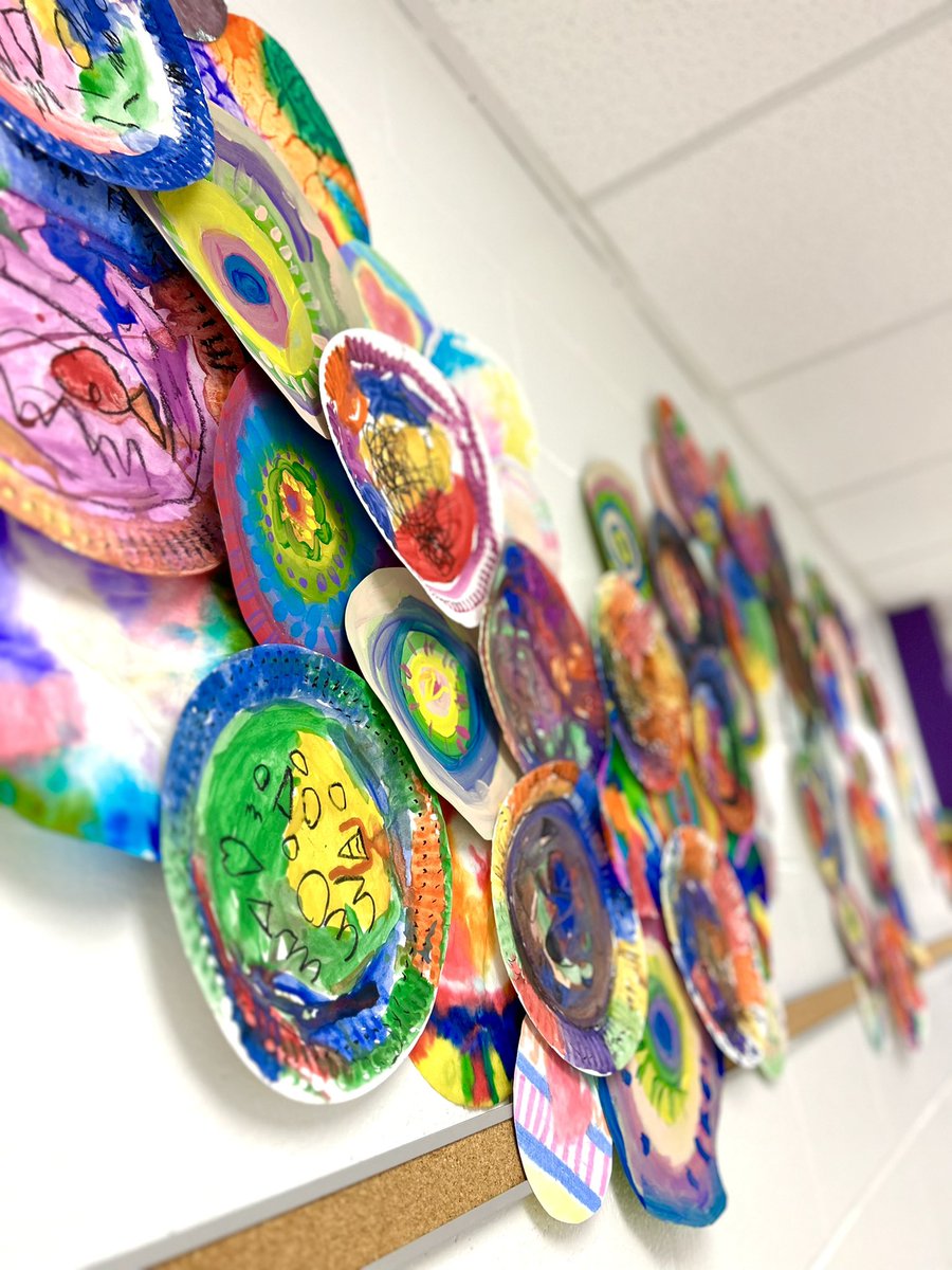 mseberz's tweet image. 🎨Our first schoolwide, collaborative mural of the year is up! Almost 700 dots! Thank you @peterhreynolds for the inspiration that you brought to our school for International Dot Day. #elementaryart @WoodchuckWorld