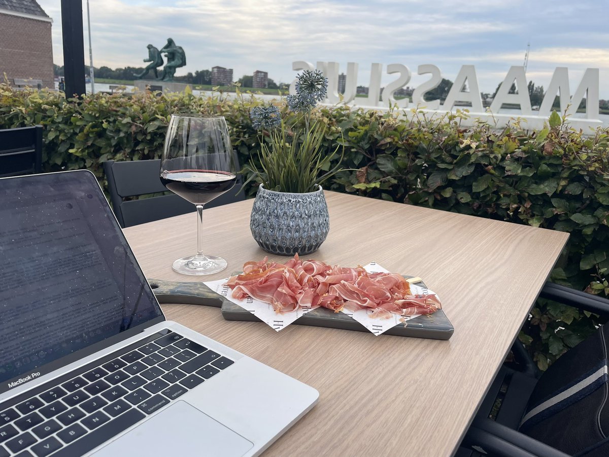 Wanneer je goed nieuws krijgt als je toevallig op locatie aan het werk bent tussen twee afspraken in… #leukwerk #producer #theater #muziek