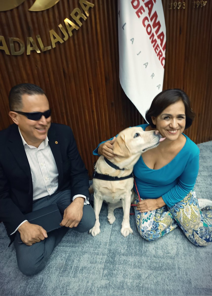 La bella #Camila besuquéandome, luego llegó #JavierSilva su compañero  humano a quien guía y estaba beso y beso. #PerroGuia #Ciegos #Discapacidad  #Inclusión, image size:858x1200