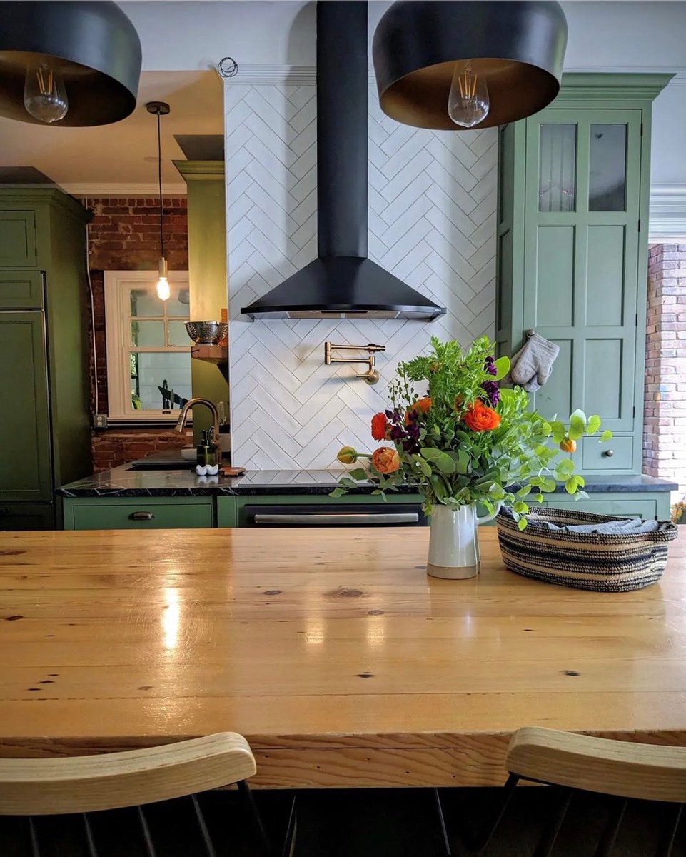 DiscoverZephyr's tweet image. Let your kitchen bloom with Zephyr. 🌸🌺
⠀⠀⠀⠀⠀⠀⠀⠀⠀
Credit: @charlottehouserevival
Hood: Savona Wall
⠀⠀⠀⠀⠀⠀⠀⠀⠀
Follow @discoverzephyr for kitchen and home design inspiration.
⠀⠀⠀⠀⠀⠀⠀⠀⠀
#stylishkitchen 
#kitchendesigninspiration 
#myinteriorstyletoday