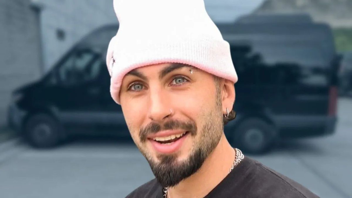 DigitalTourBus's tweet photo. .@IAmLayto (@PositionMusic) shows you around the van that he tours the country in! Watch the video at https://t.co/hQQM7f5DXu
#layto #positionmusic #digitaltourbus #businvaders #tourvan #vanlife #alternativemusic https://t.co/YJa8BvLrK2