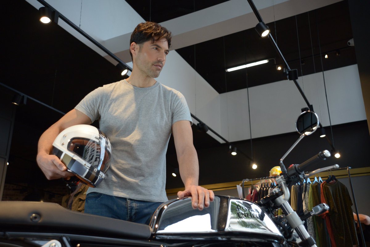 NZIHelmets's tweet image. Preciosa combinación Cafe Racer con la espectacular Royal Enfield Continental GT 650 Mr. Clean y el Street Track 4 Harmony  White &amp;amp; Gold. ❤🔥 Entra en nzi.es y elige tu estilo entre más de 30 diseños.
#distinguished #classicmotorcycle #moto #scrambler #caferacer