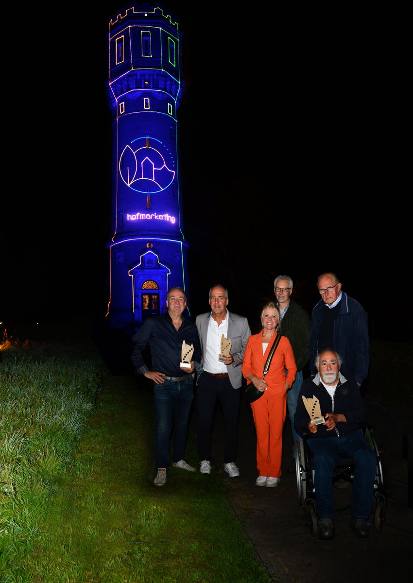 Na een spectaculaire lasershow op de watertoren in Delden werd bekend dat Paul Gelen (VrijmiGOAL) de HELD van de Hof 2023 is! 

Winnaars wonen > Repair Cafe Goor Goor en Delden
werken > Brian Kuipers
Recreëren > Het kukelnest

 hofmarketing.nl/nieuws1/paul-g…

#wijzijnhofvantwente