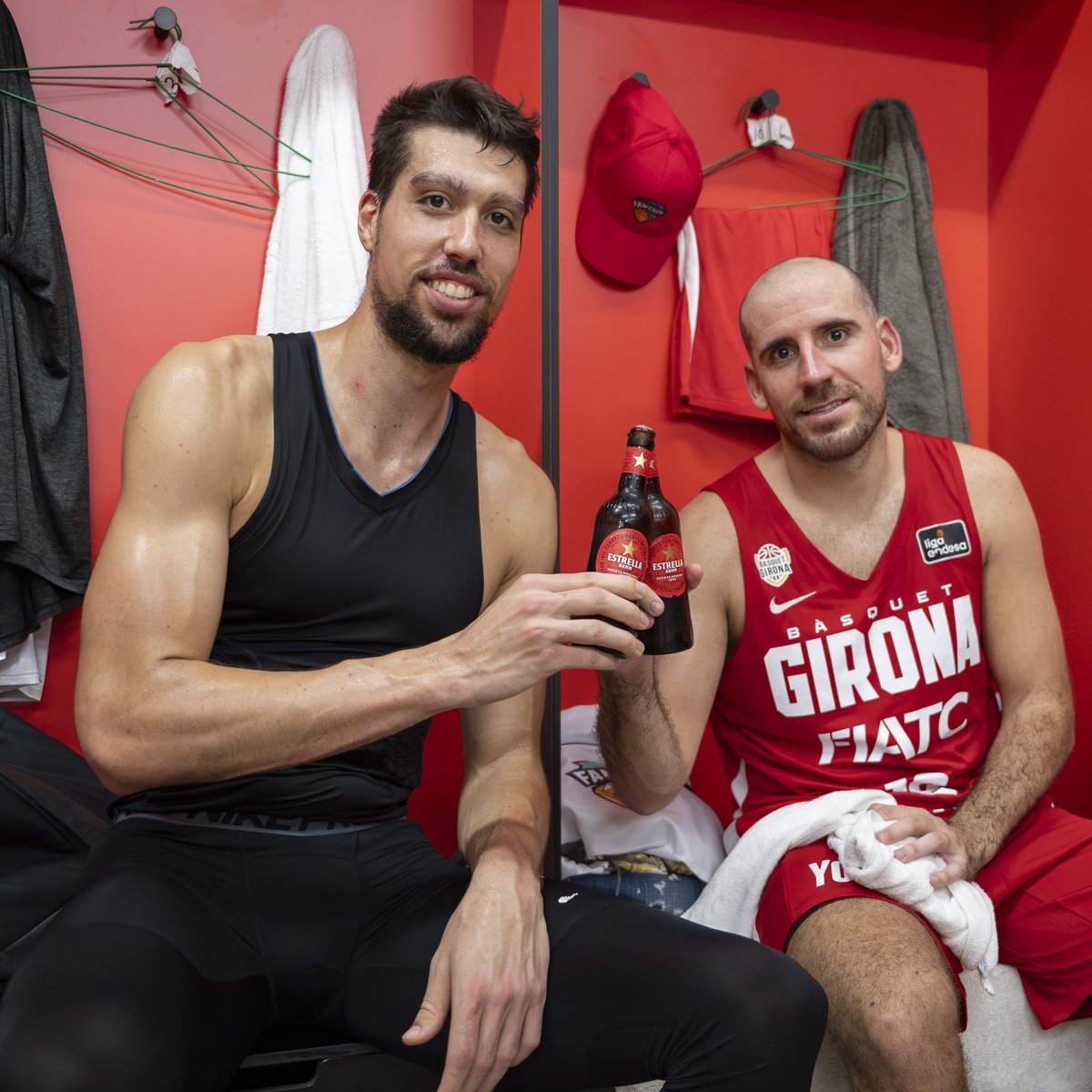 BasquetGirona's tweet photo. Brindem junts per aquesta 𝐕𝐈𝐂𝐓Ò𝐑𝐈𝐀! ✅🍻

🤝 @EstrellaDammCat https://t.co/5YnT3XY17K