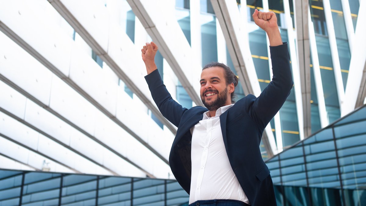 ArmadaWorkforce's tweet image. Dressing professionally for interviews, in-person or virtual, is your secret weapon. It shows commitment, boosts confidence, and leaves a lasting impression. Dress for success and align with your desired role and company culture. #InterviewTips #ArmadaWorkforce