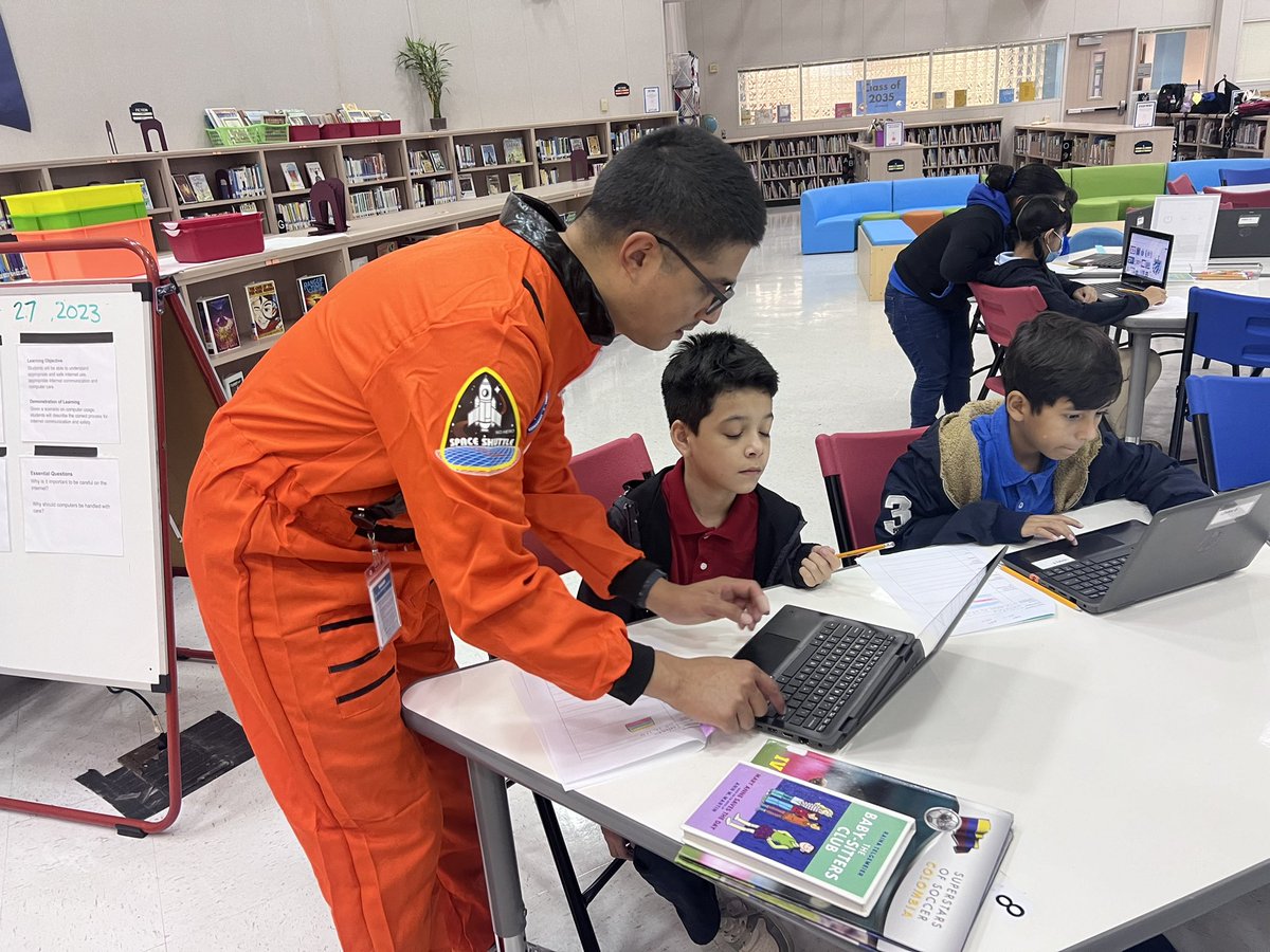 ParisaBehzadi_'s tweet photo. From Frida Kahlo pulling small groups to Selena waiting for 100% - it was a thrilling Thursday at @hisd_SRE where we honored iconic Latinx/Hispanic figures 😍 https://t.co/2YEFXkCy4x