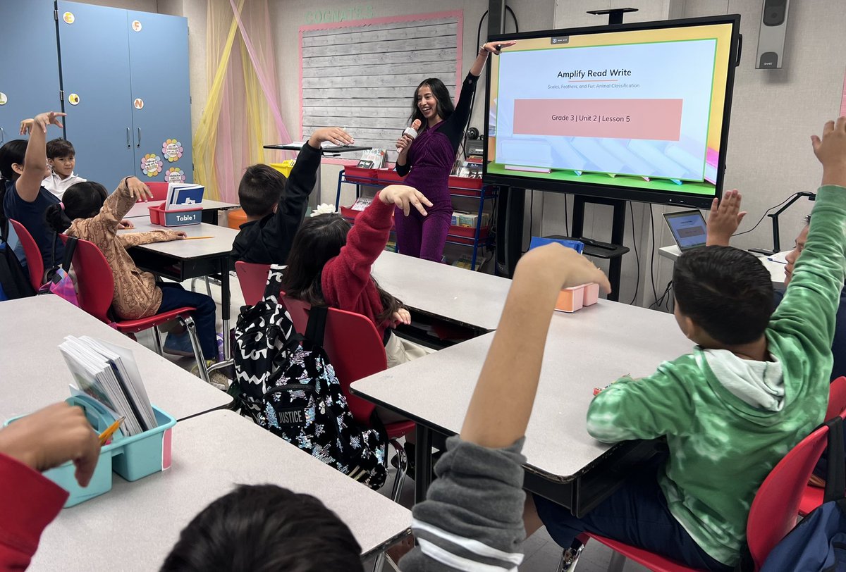 ParisaBehzadi_'s tweet photo. From Frida Kahlo pulling small groups to Selena waiting for 100% - it was a thrilling Thursday at @hisd_SRE where we honored iconic Latinx/Hispanic figures 😍 https://t.co/2YEFXkCy4x