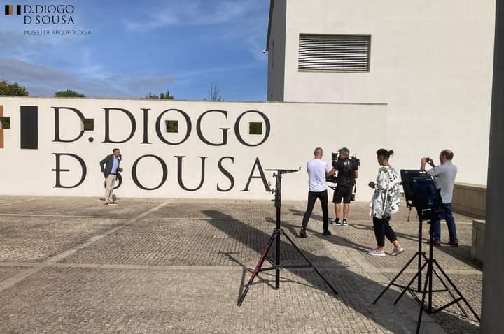 MuseuDDiogo's tweet photo. Ontem, o seu Museu recebeu a equipa do Programa “A Hora dos Portugueses” da RTP, que divulga o sucesso dos portugueses além-fronteiras, e que também promove instituições e projetos em território nacional.
Foi com muito agrado que vimos o Museu selecionado como local de filmagens! https://t.co/2vh9zcwxKw