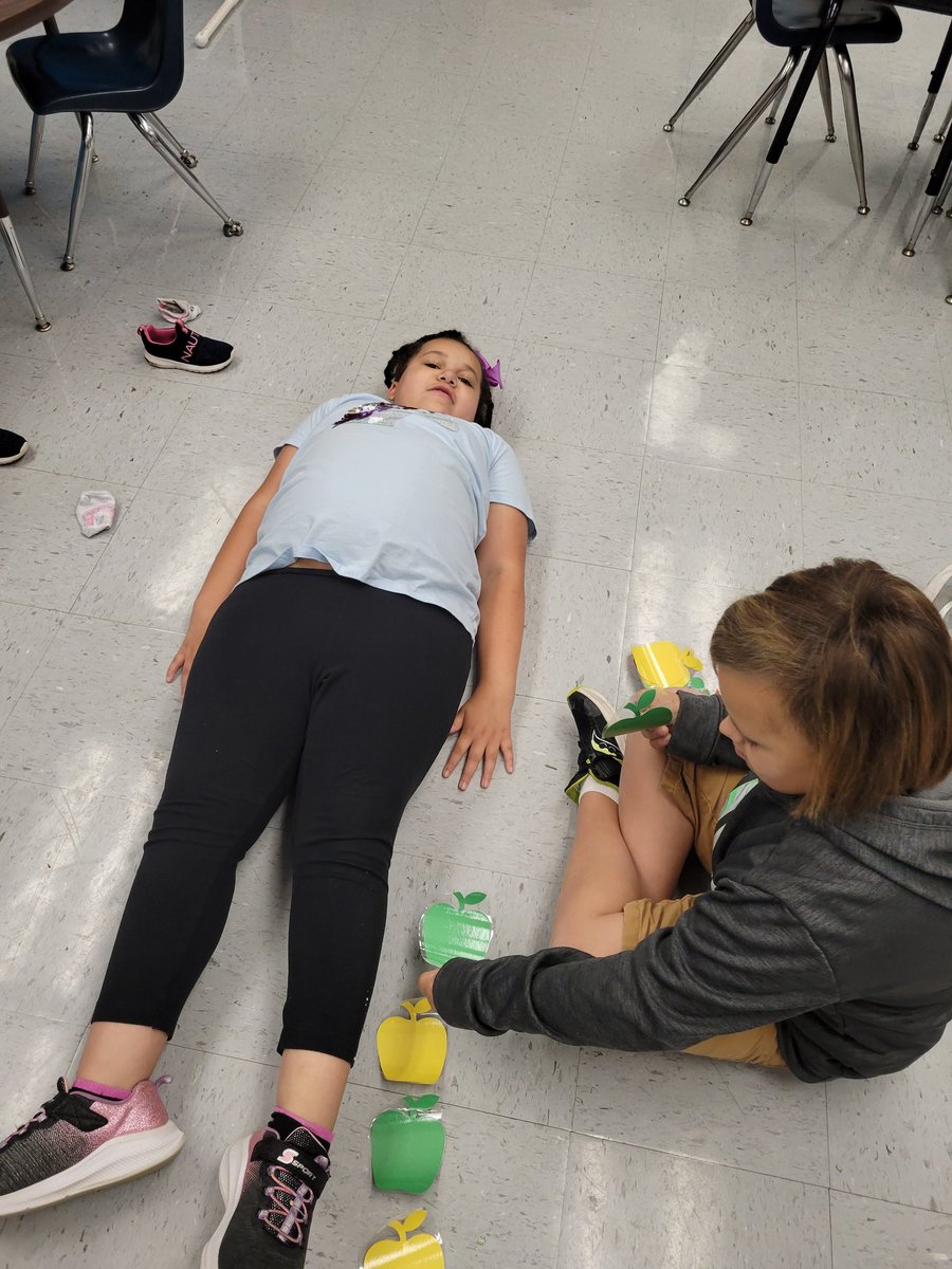 MissScott31's tweet photo. We measured each other with apples today and then compared our heights! 🍎 #RESBelieves #ElevateStafford  @RockhillES https://t.co/QbZzcoAcw1